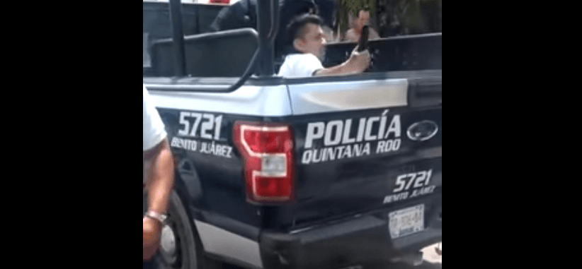 (video) Policías de Cancún arrestan a taxista por "andar durmiendo", asegura delegado