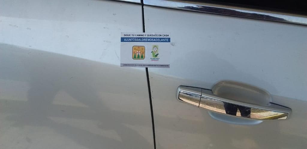 Con adhesivos en las puertas, impiden a automovilistas bajarse en la Zona Maya