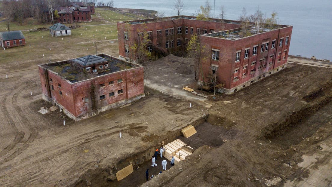 Galería: Vista de dron de la isla que usan de cementerio por Covid-19 en Nueva York