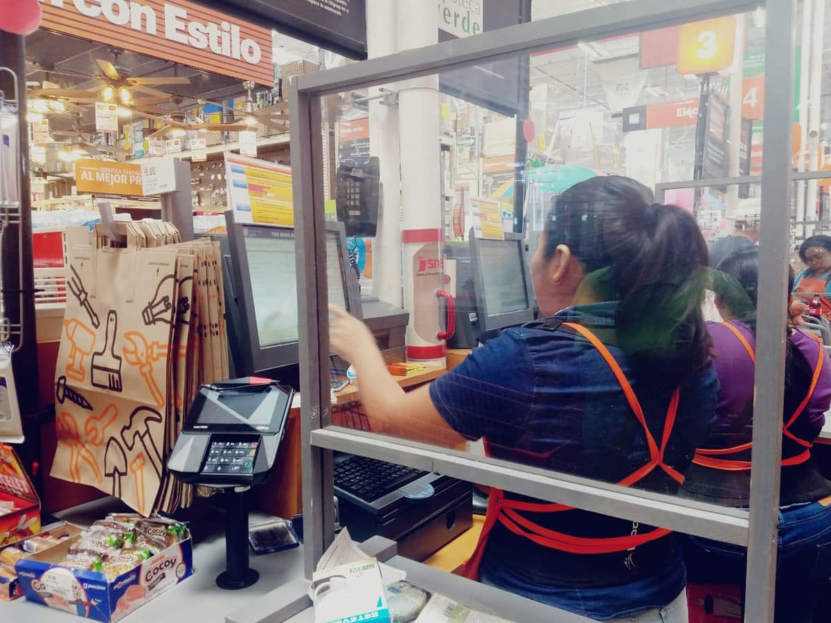 Colocan empresas cristales en mostradores para proteger a empleados del Covid-19
