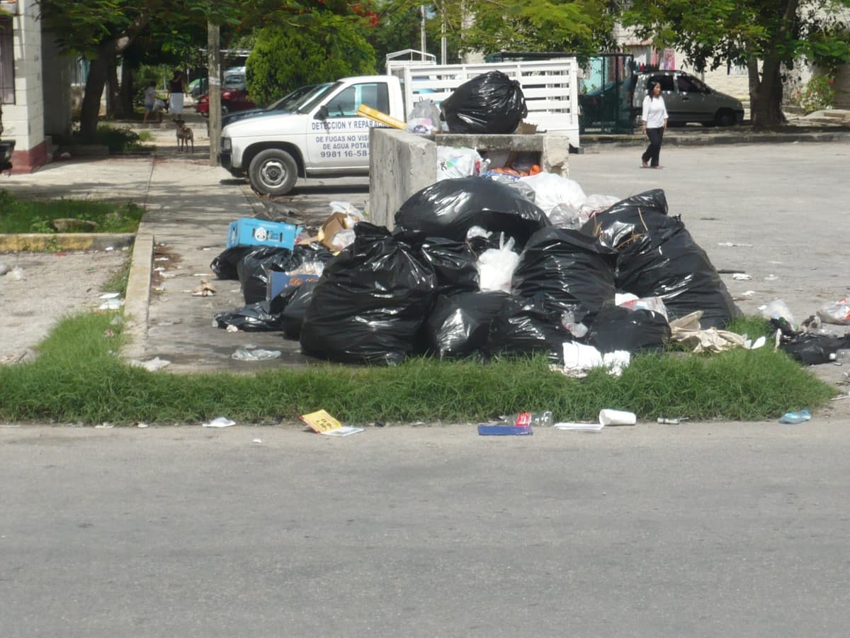 Exhortan separar basura de enfermos y rociarla con agua clorada