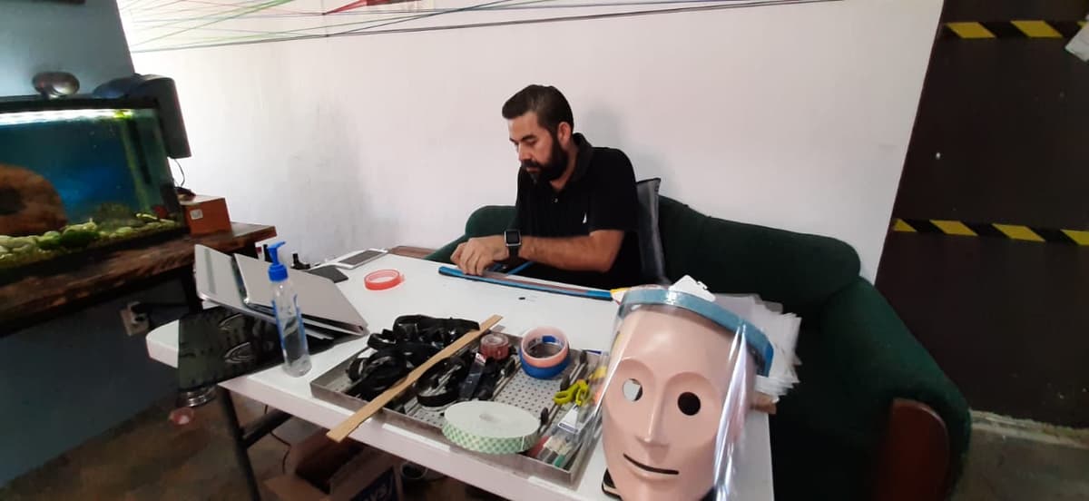 Chetumaleño fabrica caretas contra el COVID-19 para donar