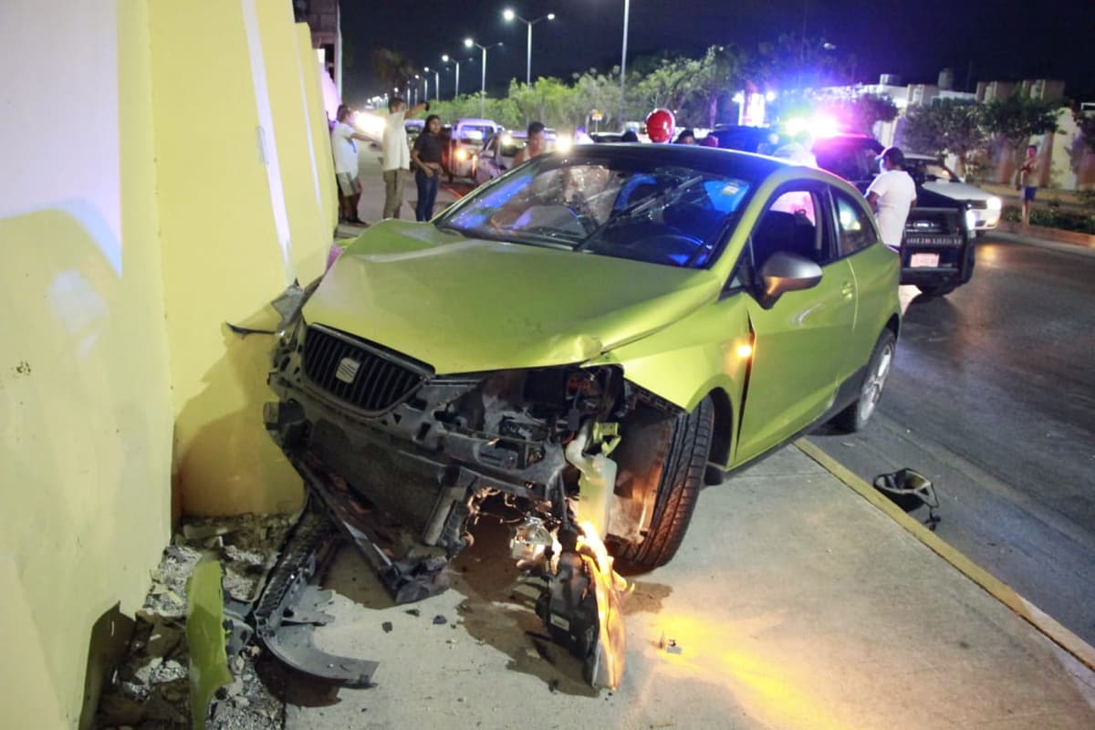 Huye de un "rasponsito" y termina estrellado contra un muro en Playa del Carmen