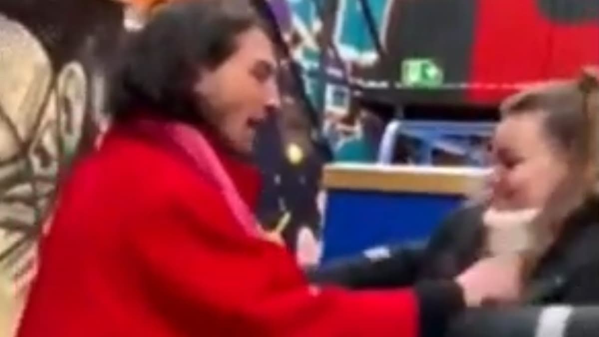 Video:  Ezra Miller, actor de 'The Flash' ahorca a una fan y se hace viral
