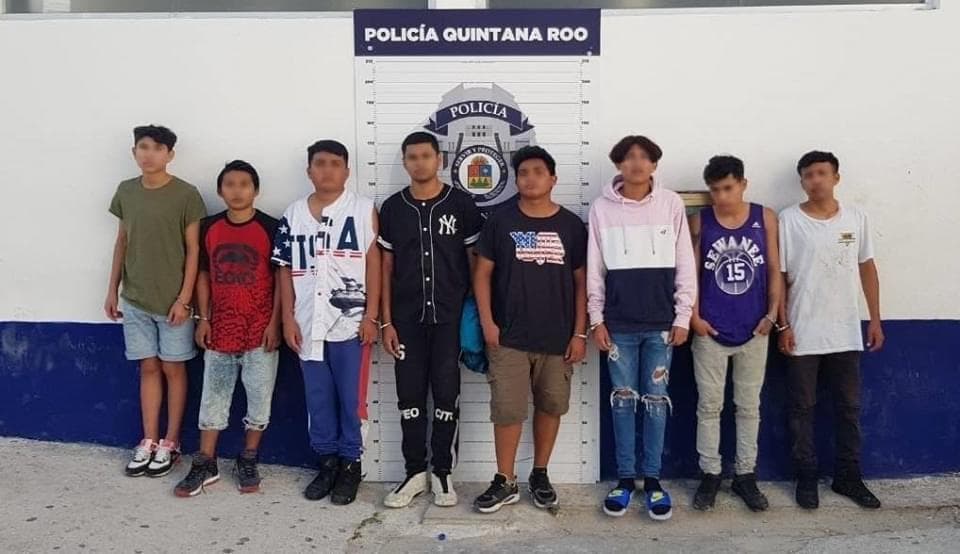 Roban alcohol de un OXXO, arman la gran fiesta y los detienen en Cancún