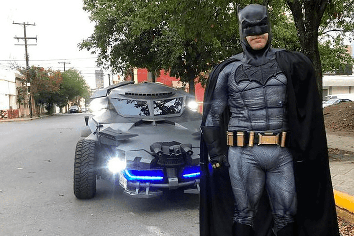Batman recorre Monterrey y pide a los ciudadanos quedarse en sus casas