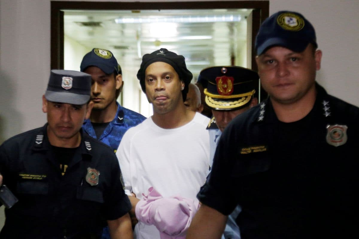 Video: Ronaldinho juega fut-tenis en prisión y pierde