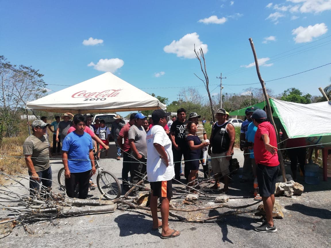 ¡Por sus pistolas! Mayas cierran carreteras por temor a coronavirus