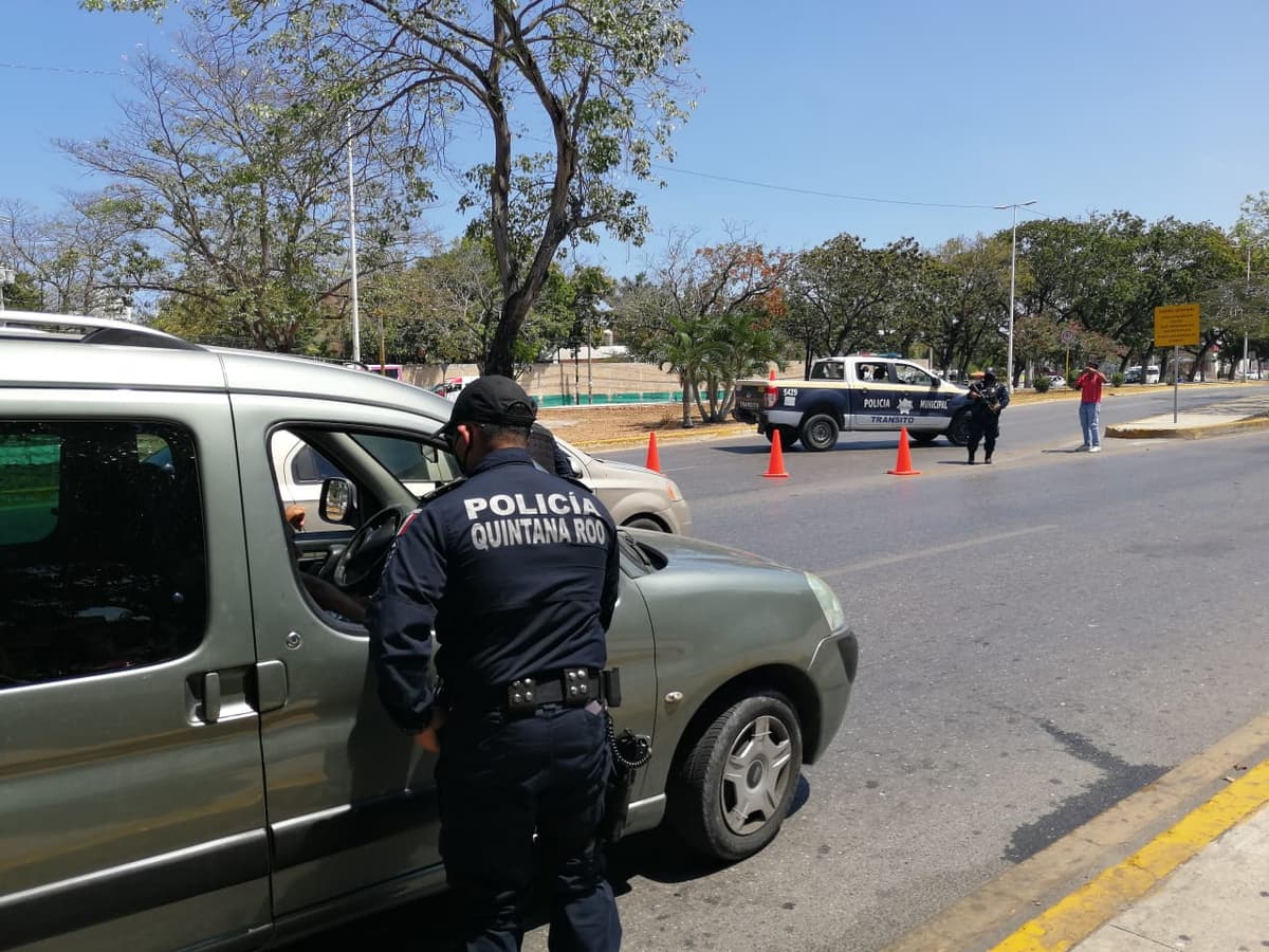 ¡Filtros policiacos en calles de Cancún por coronavirus!