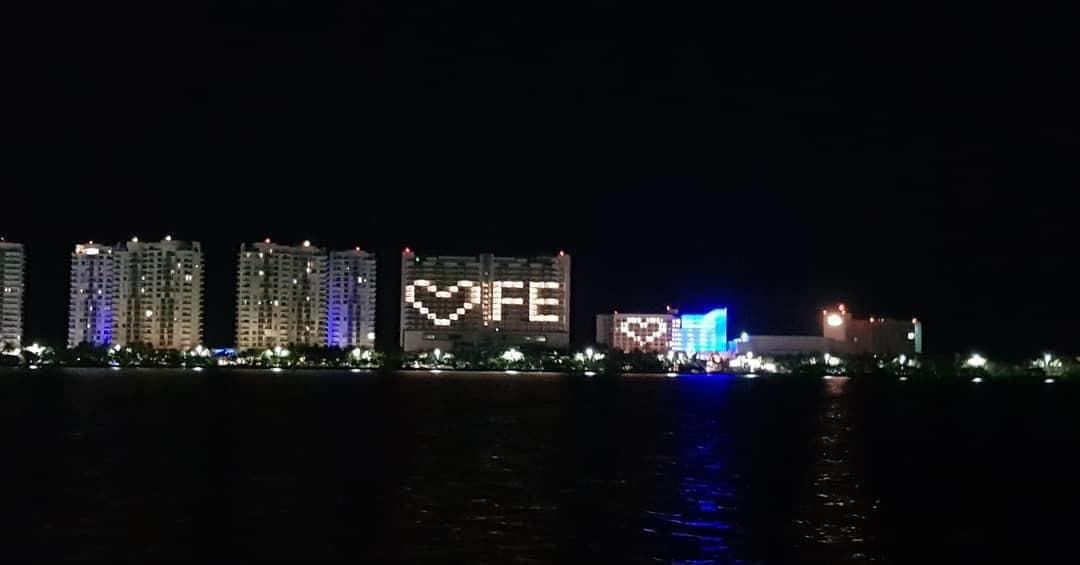 Hoteles iluminan sus fachadas para mandar emotivo mensaje por Covid-19 en Cancún