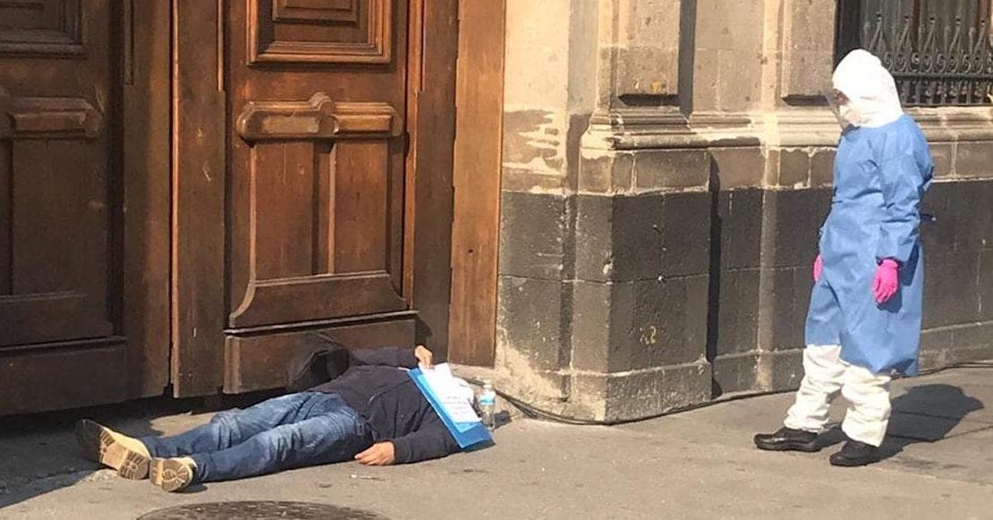 Presunto enfermo de covid-19 protesta en Palacio Nacional porque CFE lo dejó sin luz