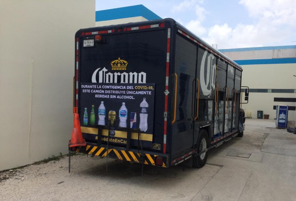Grupo Modelo no tiene fecha para reiniciar actividades; mientras regala agua en hospitales de Cancún