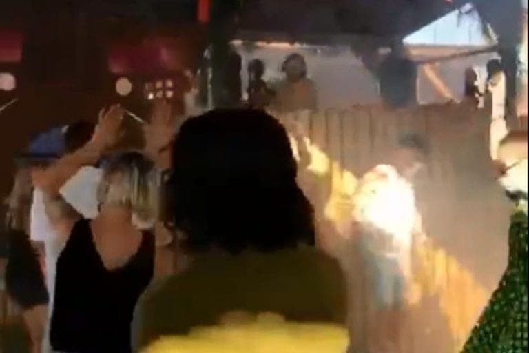 Video: Realizan primer fiesta postcoronavirus y bailan con sana distancia