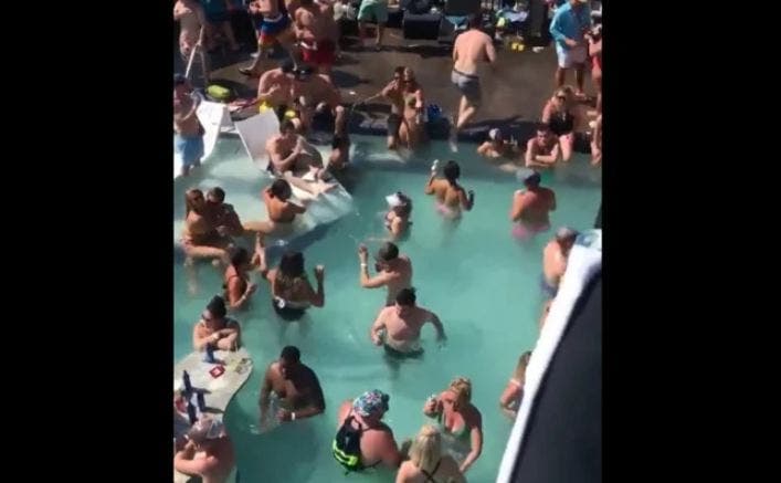 Video: Pese a pandemia, "gringos" hacen fiesta en la piscina