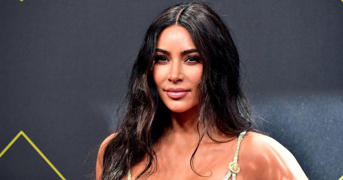 Sorprende Kim Kardashian con pantalón extravagante