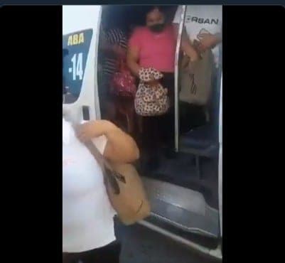 A pesar de contingencia por coronavirus, vans de Cancún van repletas de gente