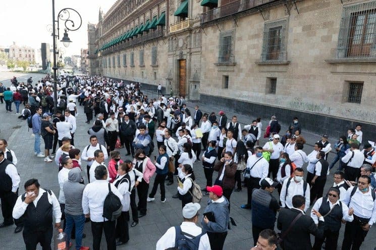 Video: Meseros bloquean todas las puertas de acceso a Palacio Nacional