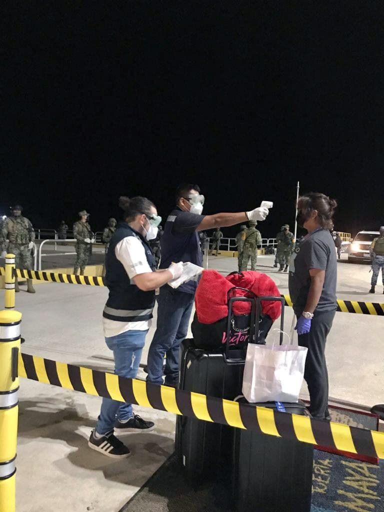 Más mexicanos repatriados desembarcan de crucero humanitario en Cozumel