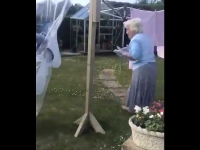 Hombre diseña 'sábana' para abrazar a su mamá y mantenerla a salvo de Covid-19