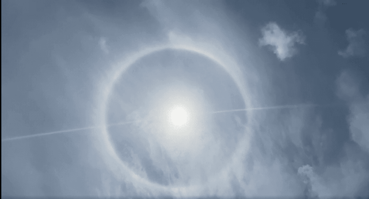 ¡Halo de arcoíris aparece alrededor del sol y genera expectación en Playa del Carmen!