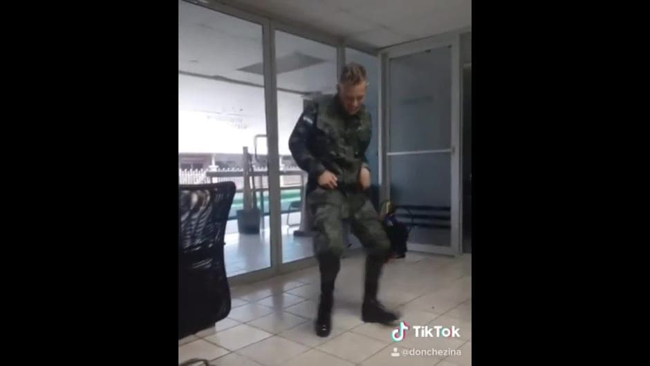 Por andar bailando en video para TikTok, dan de baja a un militar hondureño