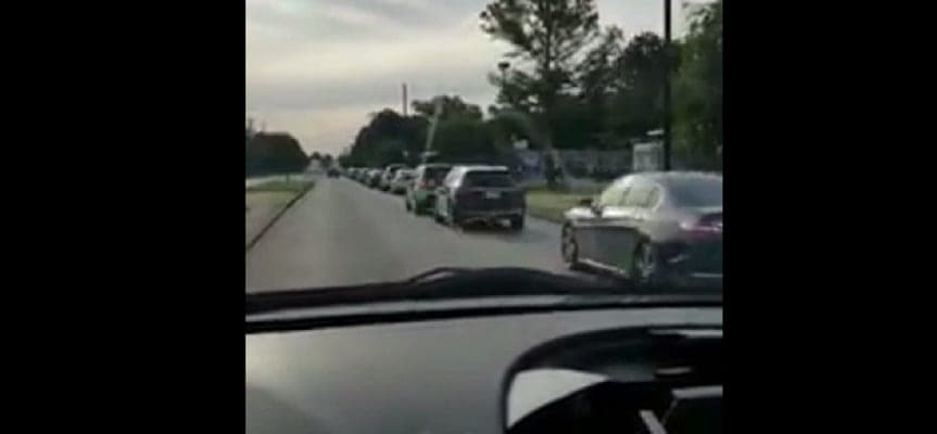 Video: Captan enormes filas de autos para hacerse test de Covid-19 en Huston Texas