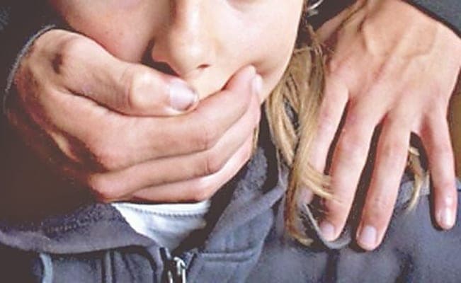 Mujer acusada de explotar sexualmente a sus cuatro hijos es detenida en Argentina