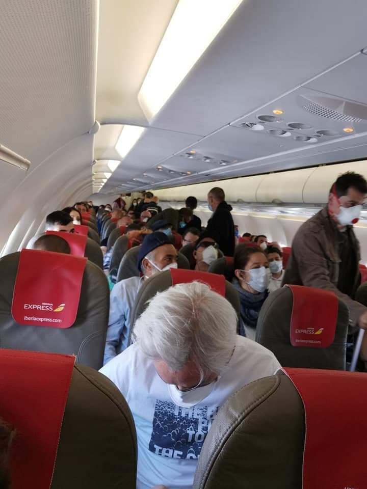 'Estalla' polémica por vuelo repleto de pasajeros entre Madrid y Gran Canaria en plena pandemia