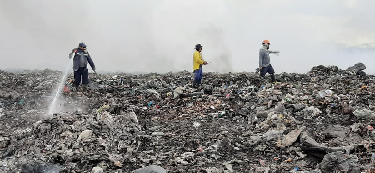 Lluvias ayudan a controlar incendio en basurero de Chetumal