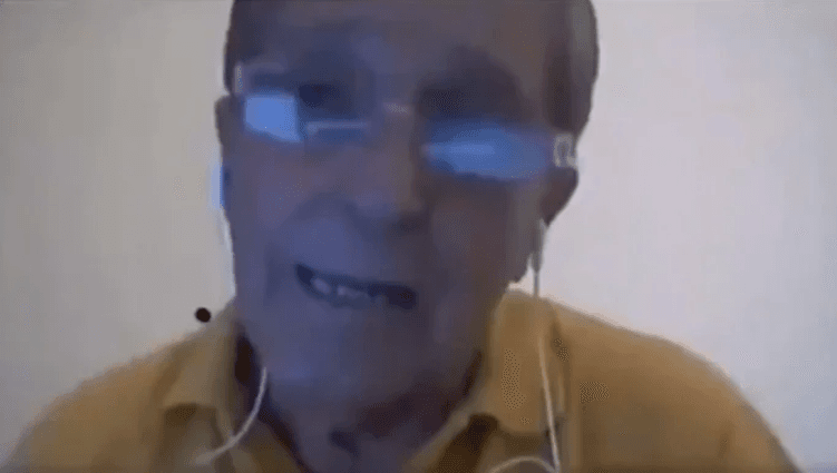 Video: Le juegan cruel broma a profesor en clase virtual