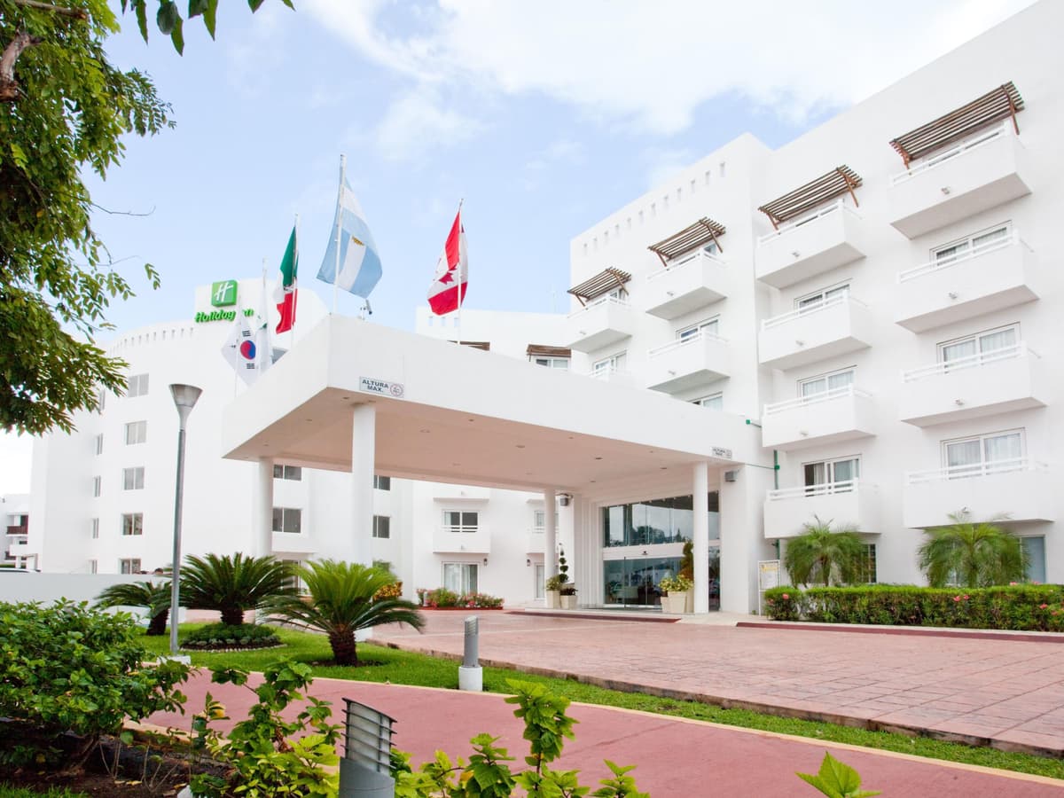 Hotel Holiday Inn en Cancún paga la mitad de la quincena y amenaza a sus trabajadores