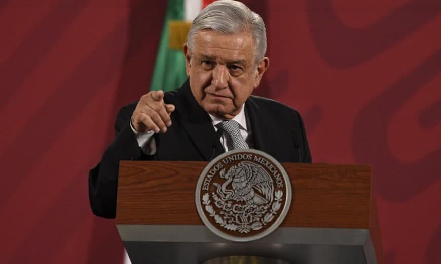 AMLO pide a Facebook y a Twitter transparentar ingresos y uso de bots