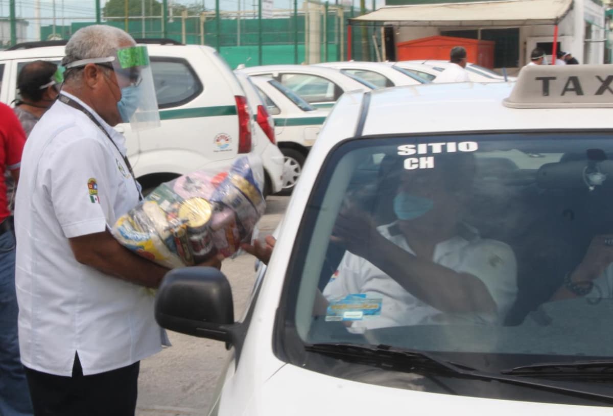 Enorme caravana de taxis en Cancún se congregan para recibir una despensa