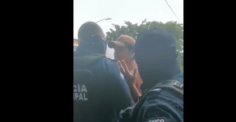 ¡Abuso de autoridad! Policía de Cancún "levantan" a dos por andar en moto supuestamente robada
