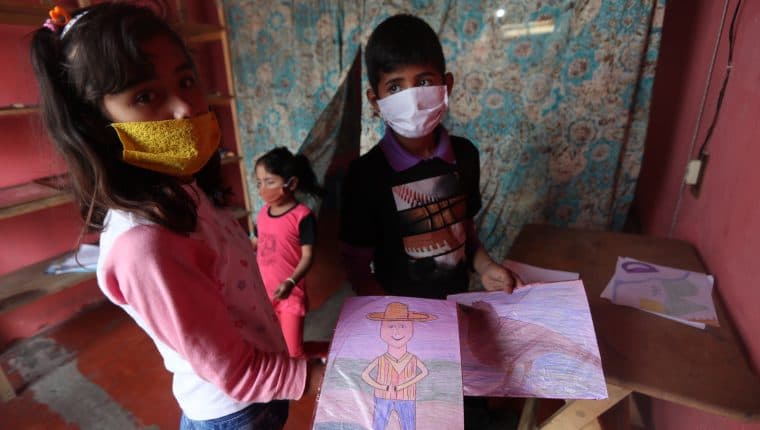 Vende sus dibujos para ayudar a su madre, en Guatemala y se vuelve viral