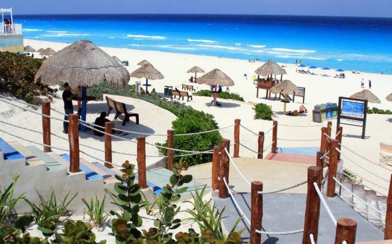 Hoteleros de Cancún defienden que playas sean exclusivas para turistas y ¡los regañan!