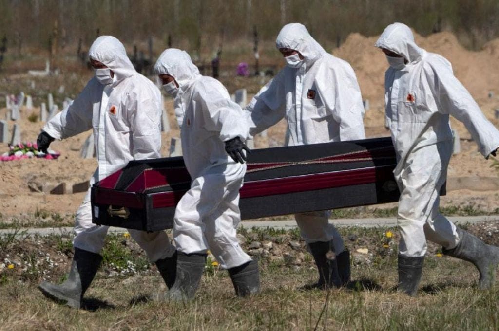 Pandemia de COVID-19 está acelerándose, advierte la OMS