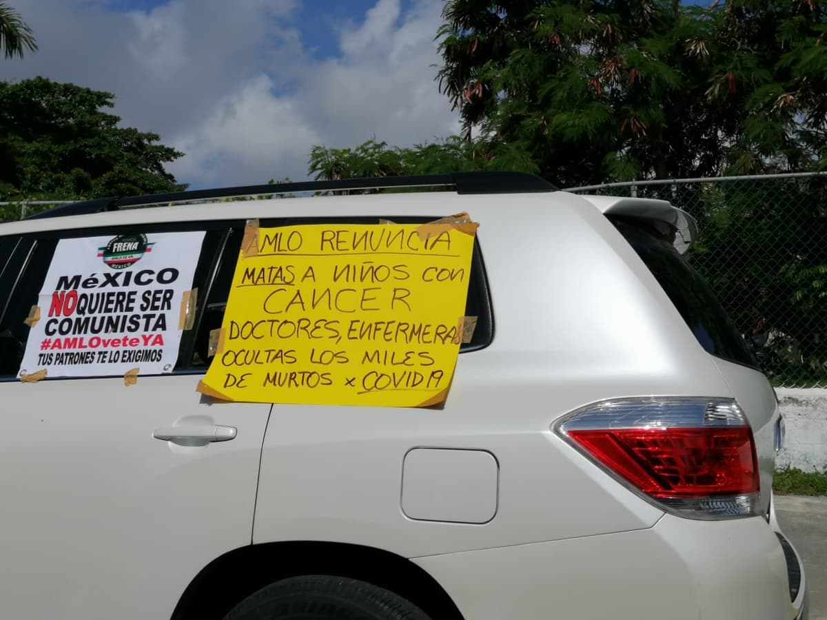 Automovilistas protestan contra AMLO en Cancún