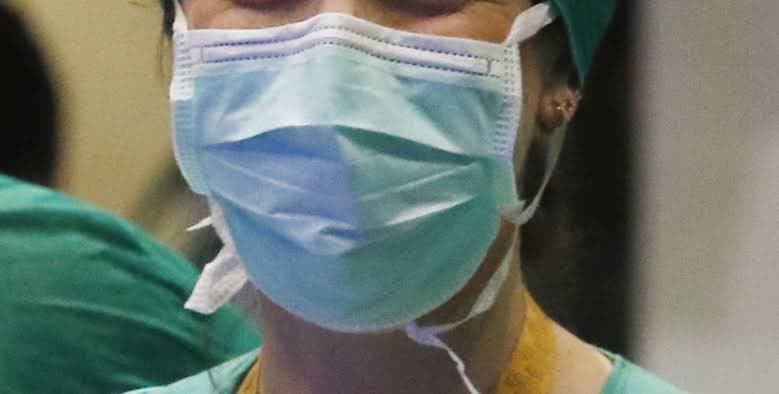 ¿Qué causa los brotes de acné al usar la mascarilla y cómo puedes prevenirlos?