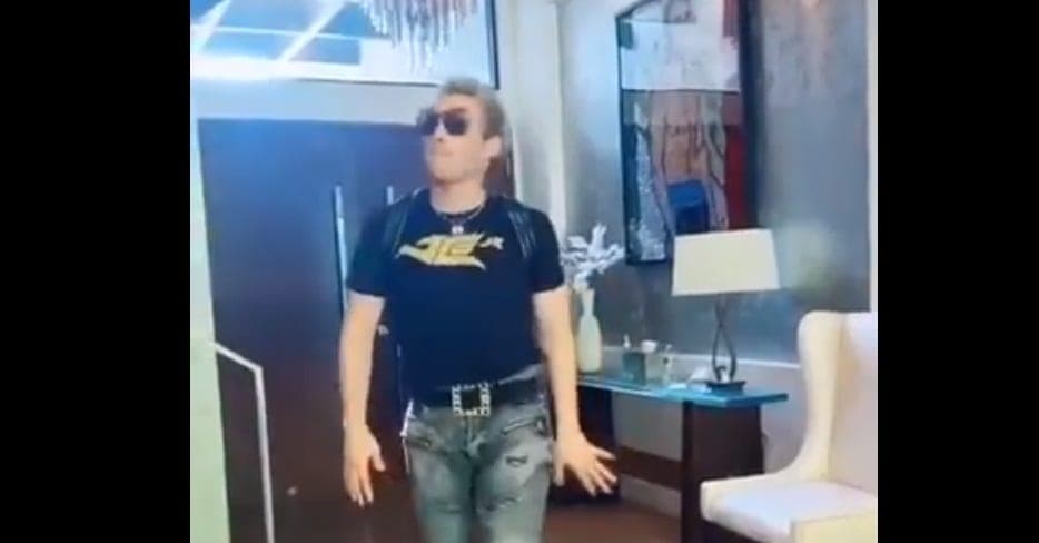 Video: Julio César Chávez Jr enciende las redes sociales caminando en tacones