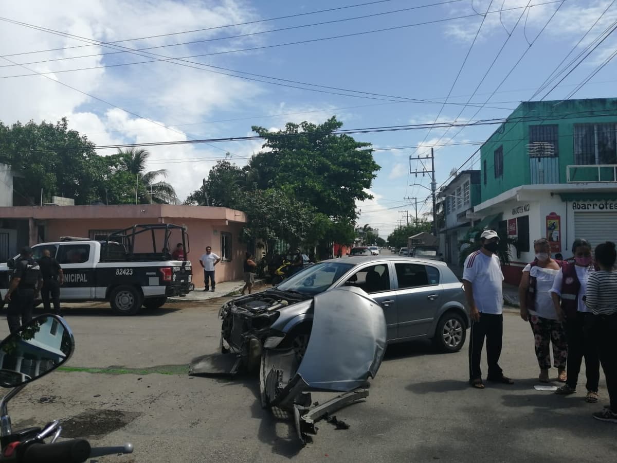Chocan a camioneta del Sector Salud en Playa del Carmen