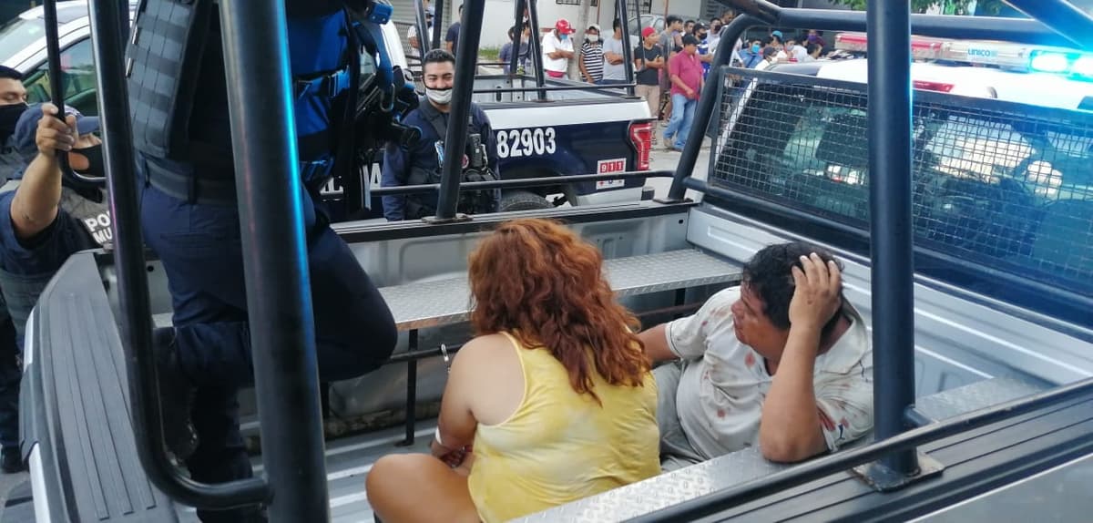 ¡Salvaje! Lo tundió por vandalizar su combi a palos en Playa del Carmen
