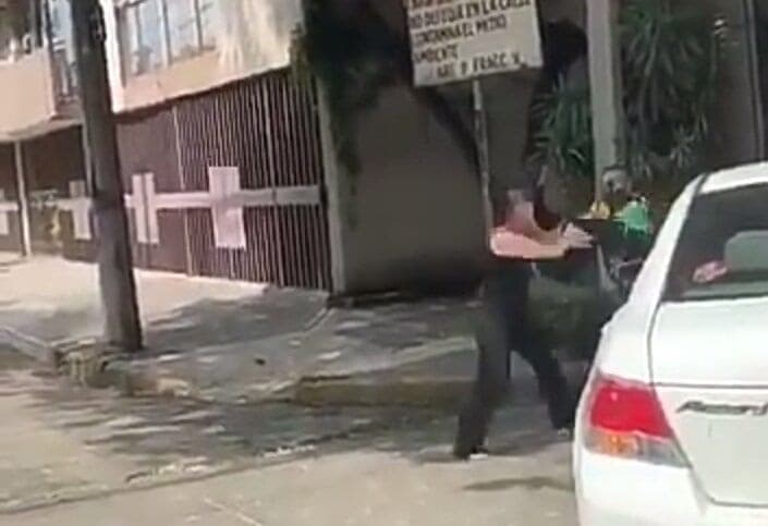 Mujer se pone al "brinco" contra un policía y la bautizan como #LadyChancha
