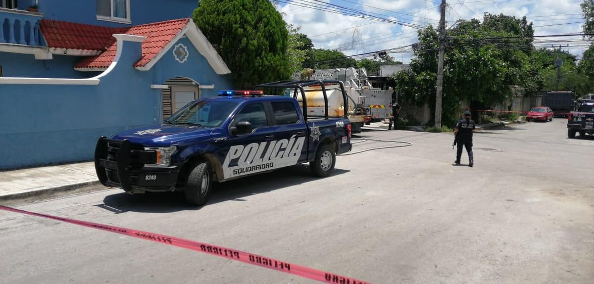 Estallido en taller mecánico quema tres autos en Playa del Carmen