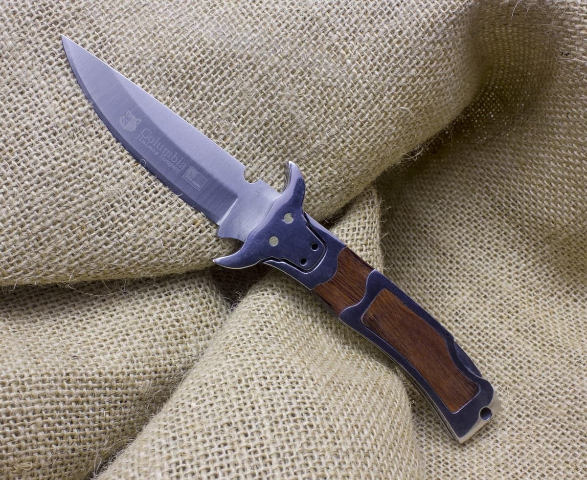 La buscan por asesinar a su esposo y dos hijastros; la llaman "La Viuda Negra"