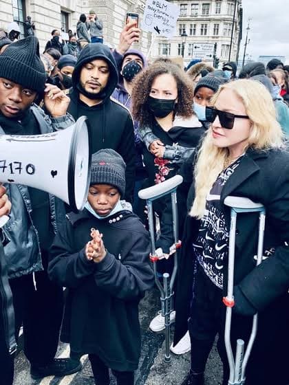 En muletas, Madonna participa en protesta antirracista por George Floyd