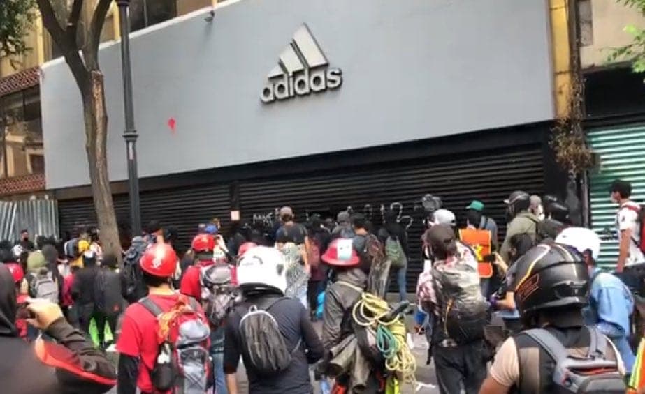 Saquean tienda de Adidas durante protesta en la CDMX