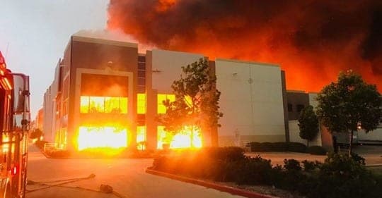 VIDEOS: ¡Impactante! Almacén de Amazon se incendia en California