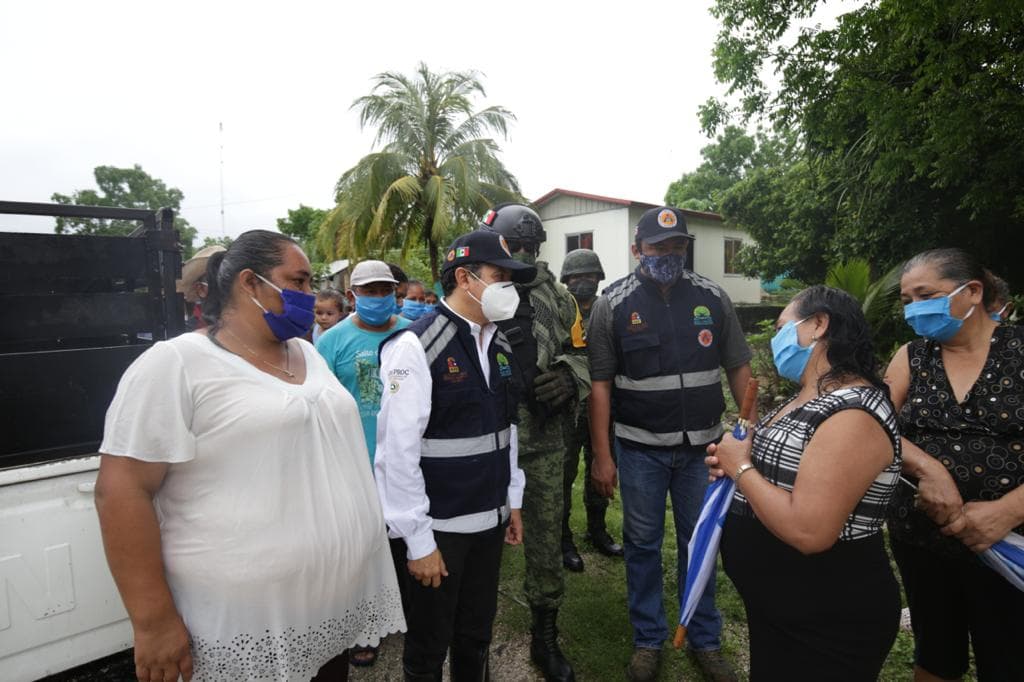 Recorre Carlos Joaquín  zonas inundadas e incomunicadas de Bacalar para ayudar a la gente