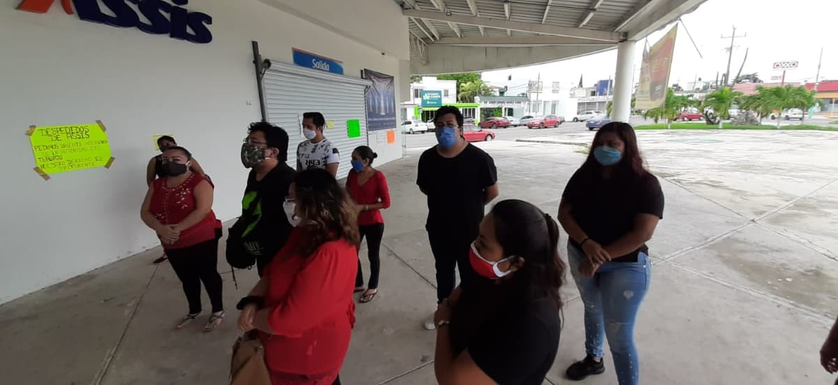 "Miseria" de liquidación: Protestan trabajadores despedidos de Assis en Chetumal